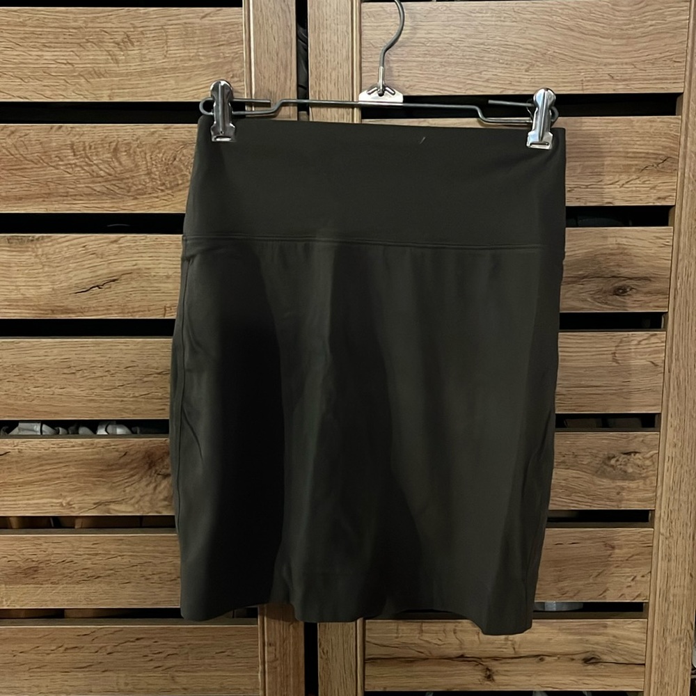 Green fitted skirt